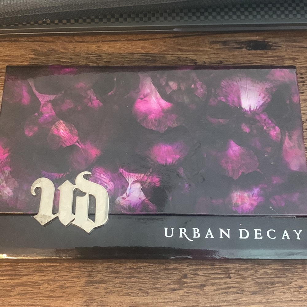 Like new-looks hardly used if at all-colors by Urban Decay - Picture 2 of 2